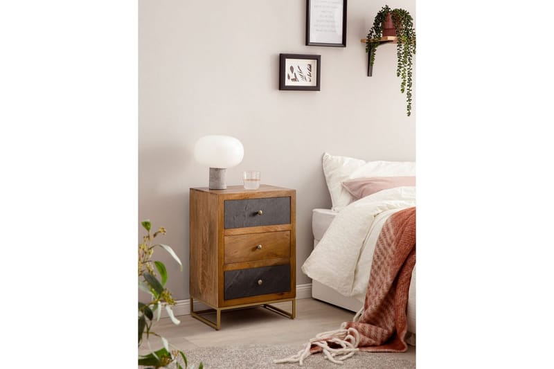 Sängbord Wohnling gjord av massivt trä för boxspringbädd med 3 lådor, skifferlook, i lantlig stil Brun, Svart - Brun, Svart - Möbler - Bord & matgrupper - Avlastningsbord - Sängbord & nattduksbord