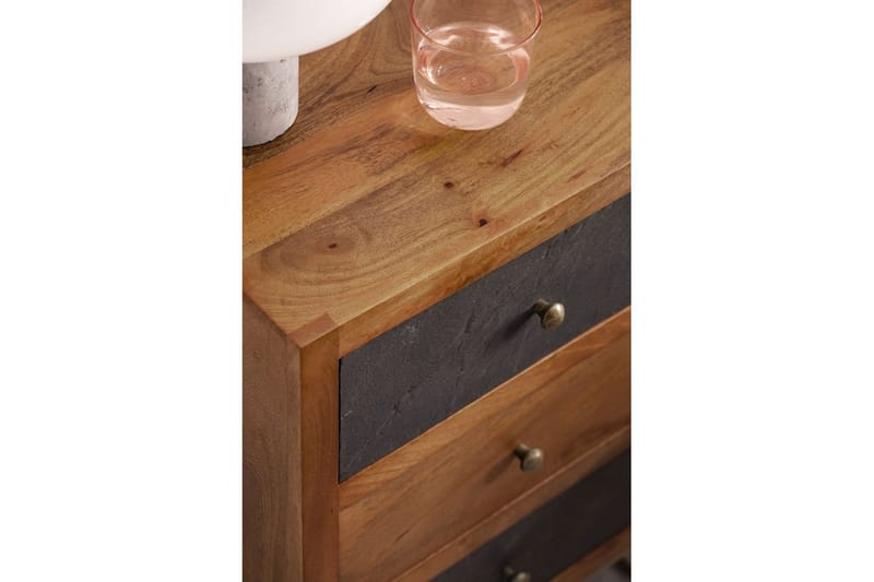 Sängbord Wohnling gjord av massivt trä för boxspringbädd med 3 lådor, skifferlook, i lantlig stil Brun, Svart - Brun, Svart - Möbler - Bord & matgrupper - Avlastningsbord - Sängbord & nattduksbord