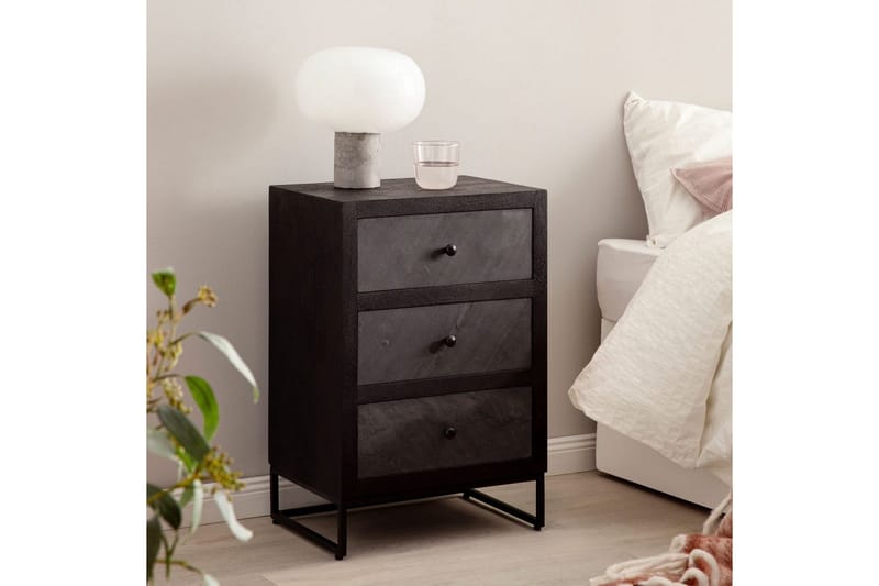 Sängbord Wohnling gjord av massivt trä för boxspringbädd med 3 lådor, skifferlook, i lantlig stil Svart - Svart - Möbler - Bord & matgrupper - Avlastningsbord - Sängbord & nattduksbord