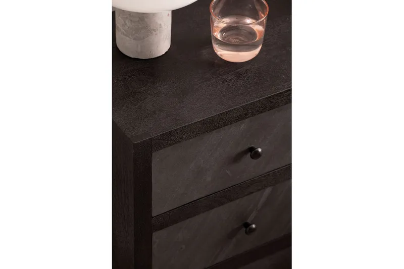 Sängbord Wohnling gjord av massivt trä för boxspringbädd med 3 lådor, skifferlook, i lantlig stil Svart - Svart - Möbler - Bord & matgrupper - Avlastningsbord - Sängbord & nattduksbord