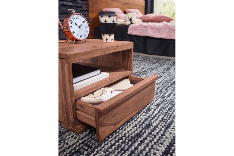 Sängbord Wohnling Massivt trä med låda och hylla i låg design i lantlig stil Akacia - Akacia - Möbler - Bord & matgrupper - Avlastningsbord - Sängbord & nattduksbord