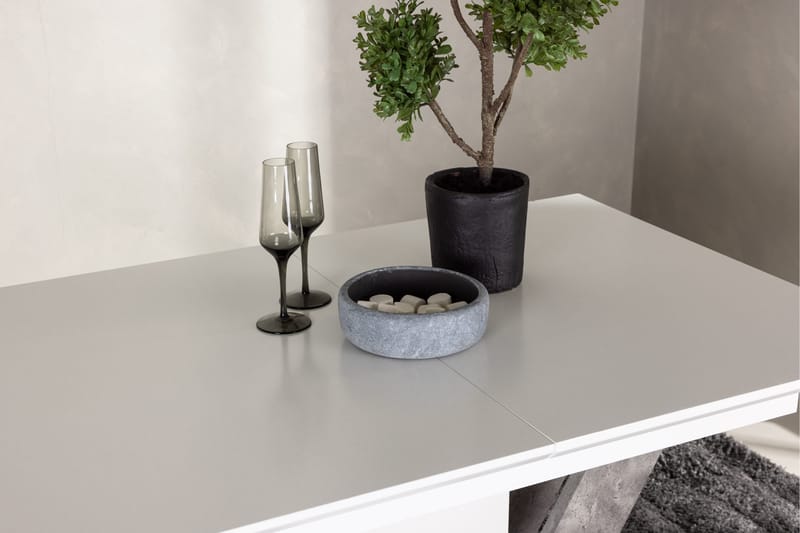 Disa Utdragbart Rektangulärt Matbord 120–160 cm med Betongutseende - Vit - Möbler - Bord & matgrupper - Matbord & köksbord