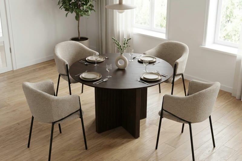 Edda Matgrupp runt 110 cm Rökt Ek med 4 Filip Matstolar - Rökt ek - Möbler - Bord & matgrupper - Matgrupper