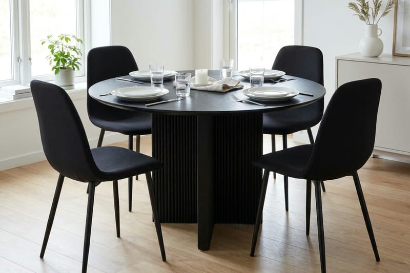 Edda Matgrupp runt 110 cm Svart med 4 Nibe Matstolar - Svartlaserad ek - Möbler - Bord & matgrupper - Matgrupper