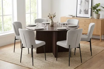 Edda Matgrupp runt 150 cm Rökt Ek med 6 Elsie Matstolar - Rökt ek - Möbler - Bord & matgrupper - Matgrupper