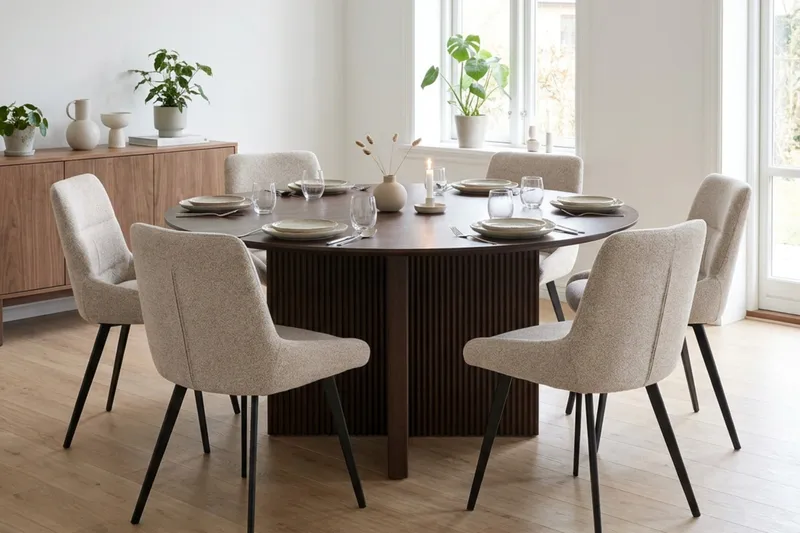 Edda Matgrupp runt 150 cm Rökt Ek med 6 Mora Matstolar - Rökt ek - Möbler - Bord & matgrupper - Matgrupper