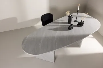 Grönvik Stort Asymmetriskt Matbord 220 cm i Trä med Marmorutseende - Ljusgrå - Möbler - Bord & matgrupper - Matbord & köksbord