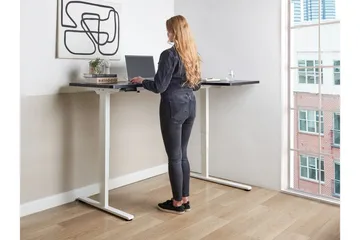 Bina Skrivbord 109x160 cm i Trä med Metallstativ - Svart|Vit - Möbler - Bord & matgrupper - Kontorsbord - Skrivbord - Höj och sänkbart skrivbord