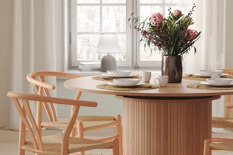 Kopparbo Runt Matbord 130 cm Förlängningsbart med illäggsskiva - Vitlaserat Ek / Ljusbeige - Möbler - Bord & matgrupper - Matbord & köksbord