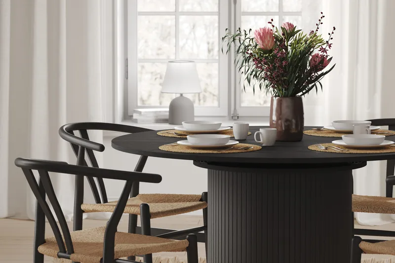 Kopparbo Runt Matbord 130 cm Förlängningsbar med illäggsskiva - Svart Trä / Ribbad - Möbler - Bord & matgrupper - Matbord & köksbord