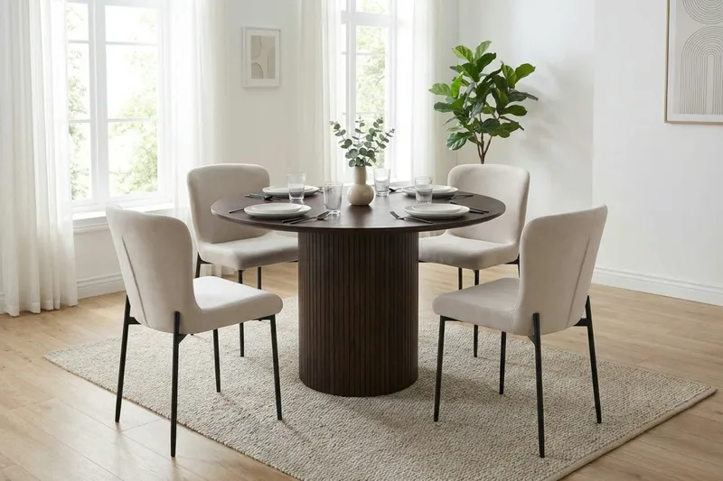 Kopparbo Matgrupp runt 110 cm Rökt Ek med 4 Elsie Matstolar - Rökt ek/Beige - Möbler - Bord & matgrupper - Matgrupper
