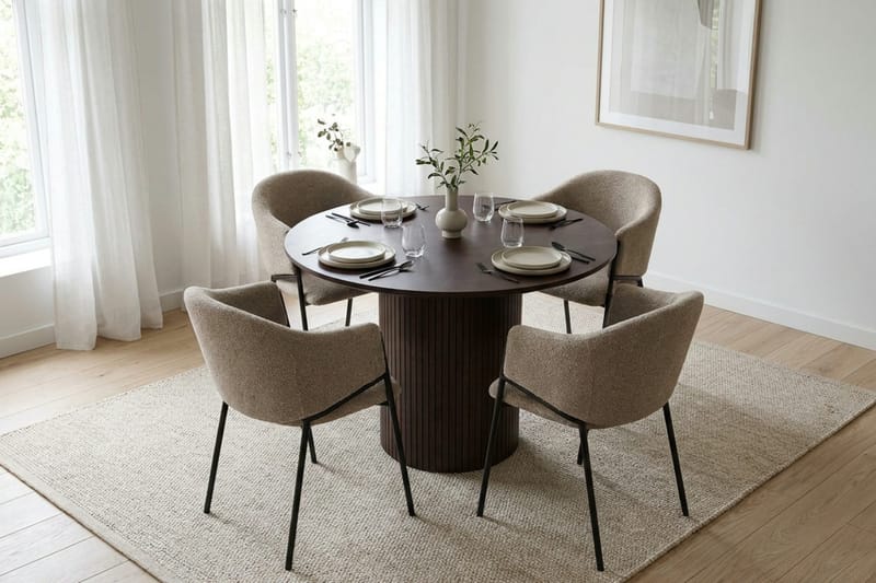 Kopparbo Matgrupp runt 110 cm Rökt Ek med 4 Filip Matstolar - Rökt ek - Möbler - Bord & matgrupper - Matgrupper