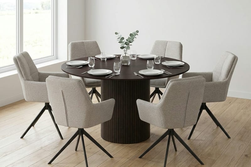Kopparbo Matgrupp runt 130 cm Rökt Ek med 6 Torsby Matstolar - Rökt ek - Möbler - Bord & matgrupper - Matgrupper