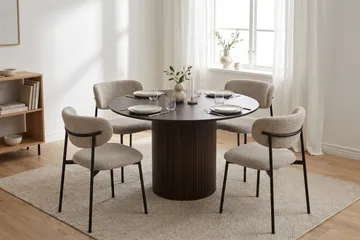 Kopparbo Rund Matgrupp 110 cm – Matbord med 4 Lucy Matstolar i Trä med Rökt Ek-utseende - Mörkbrun - Möbler - Bord & matgrupper - Matgrupper