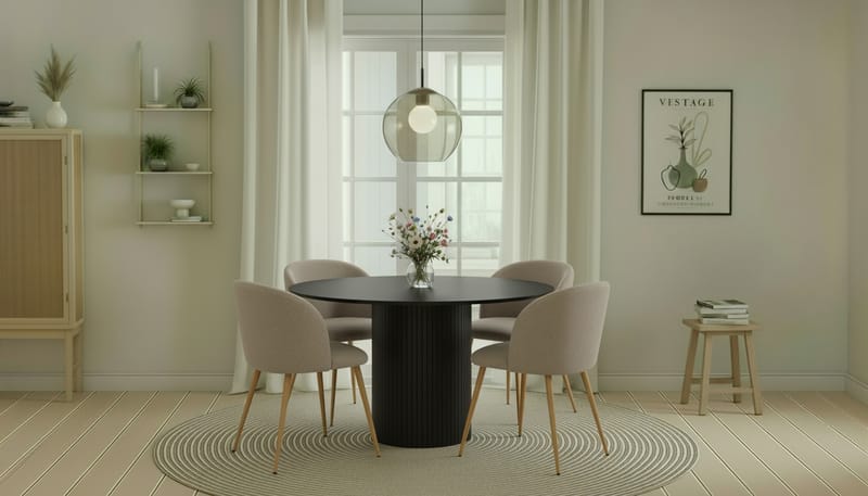 Kopparbo Runt Matbord 130 cm med 4 Greya Matstolar med armstöd - Svart trä / Greige Bouclé / Metallben Ek - Möbler - Bord & matgrupper - Matgrupper