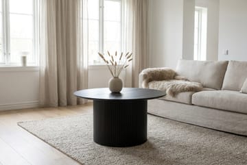 Kopparbo Runt Soffbord 85 cm med Trä- och Svartlaserad Ek-utseende, Ribbad Pelarfot och Tunn Bordsskiva - Svart - Möbler - Bord & matgrupper - Soffbord