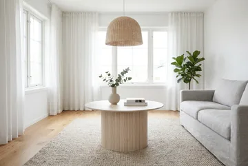 Kopparbo Runt Soffbord 85 cm med Trä- och Vitlaserad Ek-utseende, Ribbad Pelarfot och Tunn Bordsskiva - Vit - Möbler - Bord & matgrupper - Soffbord