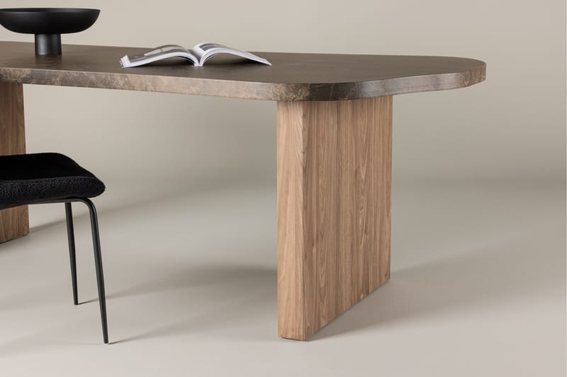 Eleonora Stort Asymmetriskt Matbord 230 cm i Trä med Valnöts- och Marmorutseende - Brun - Möbler - Bord & matgrupper - Matbord & köksbord