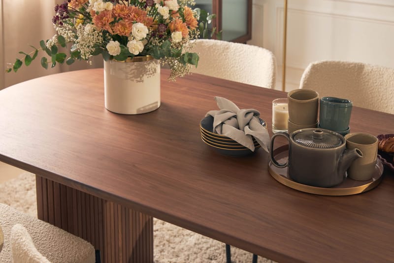 Noira Matbord 220 cm Massiv Valnöt med 6st Gemmiano Matstol - Brun / Teddy / Trä - Möbler - Bord & matgrupper - Matgrupper