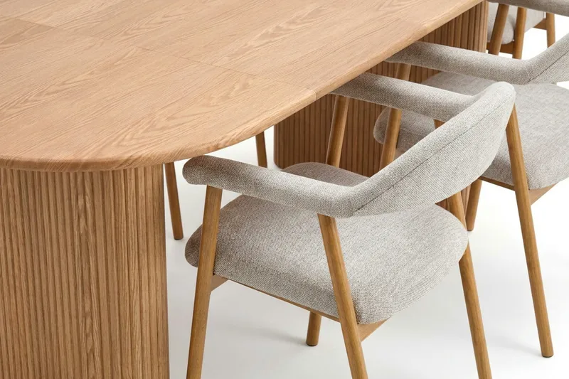 Noira Matgrupp 160-220 cm förlängningsbart i Ek med 6 Ronja Matstolar - Sand/Ek - Möbler - Bord & matgrupper - Matgrupper