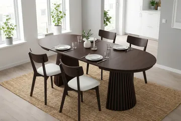 Peyra Matgrupp Förlängningsbart runt 120-220 cm i Rökt Ek med 4 Amelia Matstolar med Dyna - Rökt ek - Möbler - Bord & matgrupper - Matgrupper