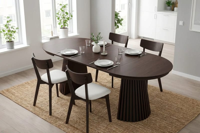 Peyra Matgrupp Förlängningsbart runt 120-220 cm i Rökt Ek med 4 Amelia Matstolar med Dyna - Rökt Ek/Beige - Möbler - Bord & matgrupper - Matgrupper