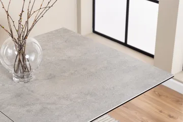 Salupa Utdragbart Rektangulärt Matbord 168–210 cm med Glasskiva, Betong- och Metallutseende - Grå - Möbler - Bord & matgrupper - Matbord & köksbord