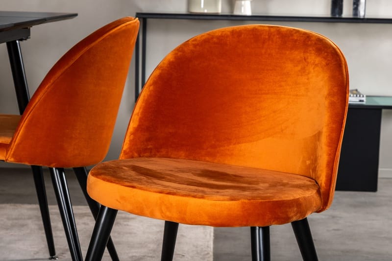 Silar Rektangulär Matgrupp 120-160 cm med 4 Velvet Matstolar - rostig orange - Möbler - Bord & matgrupper - Matgrupper