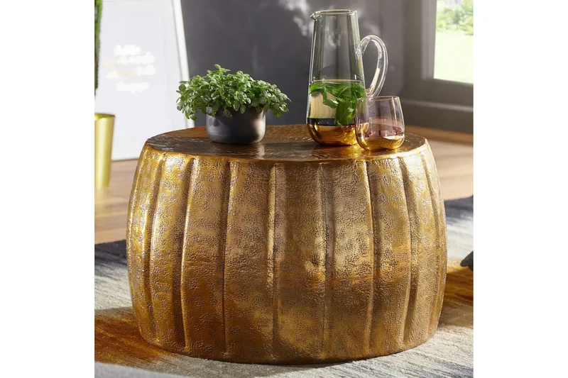 Dominoe 60 cm Runt Soffbord med Hamrad Trumform i Metall - Guld - Möbler - Bord & matgrupper - Soffbord
