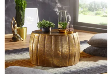 Dominoe 60 cm Runt Soffbord med Hamrad Trumform i Metall - Guld - Möbler - Bord & matgrupper - Soffbord