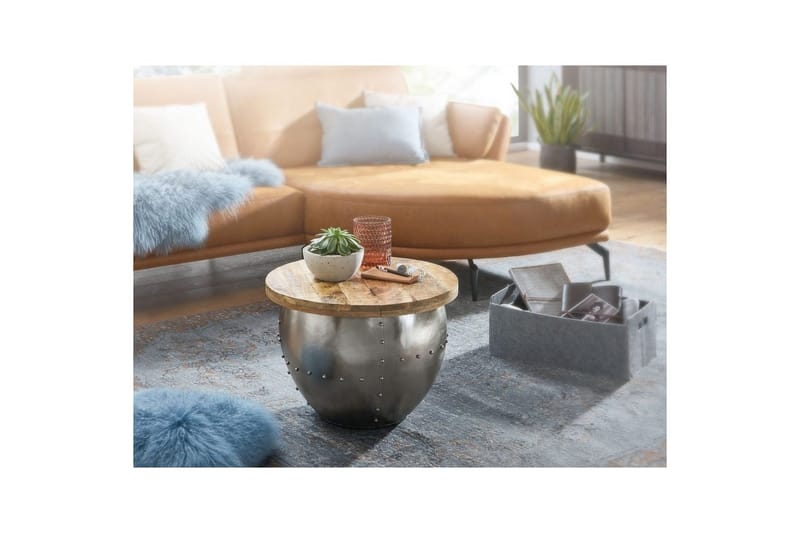 Soffbord Wohnling Massivt trä 60 cm Industriell nitad förvaringsutrymme - Möbler - Bord & matgrupper - Soffbord