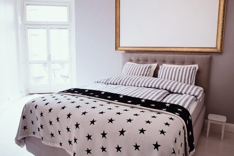 Dolly Komplett Sängpaket – Kontinentalsäng 160x200 cm i Tyg med Sänggavel + Bäddmadrass med Fasthetsgrad Medium - Beige - Möbler - Säng - Kontinentalsäng