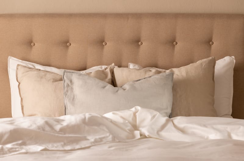 Scarlett Sängpaket 140x200 Skummadrass - Knappad gavel Beige - Möbler - Säng - Komplett sängpaket