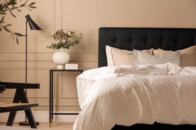 Scarlett Sängpaket 140x200 Skummadrass - Knappad gavel Svart - Möbler - Säng - Komplett sängpaket