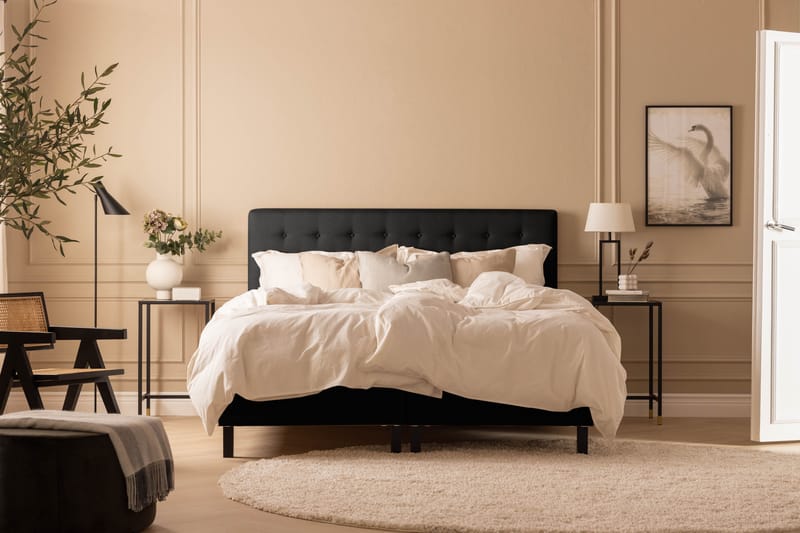 Scarlett Sängpaket 210x210 Skummadrass - Knappad gavel Svart - Möbler - Säng - Kontinentalsäng
