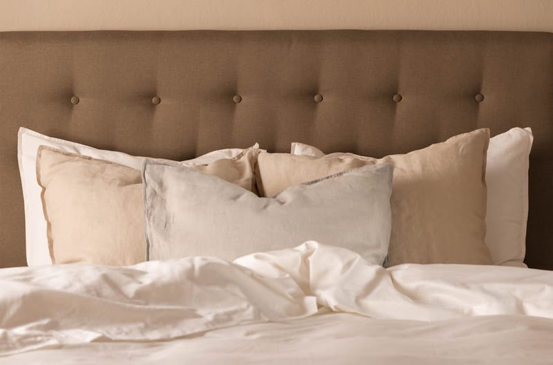 Scarlett Sängpaket 90x200 Skummadrass - Knappad gavel Brun - Möbler - Säng - Kontinentalsäng