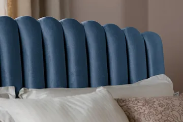 Princess Komplett Sängpaket – Kontinentalsäng 120x200 cm i Tyg med Sänggavel + Bäddmadrass med Fasthetsgrad Medium - Blå - Möbler - Säng - Komplett sängpaket