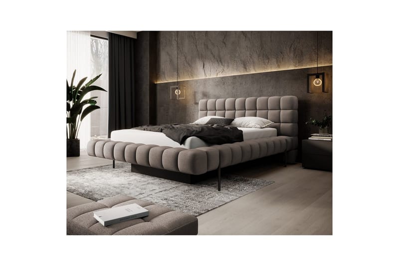 Säng med klädsel Eltap Magentta - 140x200 cm, Amore 20, Brun - Möbler - Säng - Sängram & sängstomme