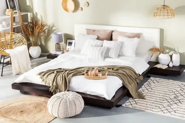 Zen Komplett Sängpaket – Dubbelsäng 180x200 cm i Trä och Läder med Sänggavel + Bäddmadrass med Fasthetsgrad - Trä|Natur - Möbler - Säng - Sängram & sängstomme