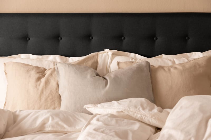 Scarlett Djuphäftad gavel 180 - Svart - Möbler - Säng - Sängtillbehör & sänggavel - Sänggavlar & huvudgavlar