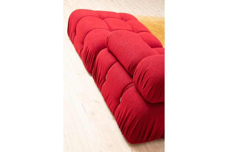 Belgin Bubblig Divansoffa 3-sits 288 cm med fasta armstöd och repdetaljer - Röd - Möbler - Soffa - Divansoffor & schäslongsoffa