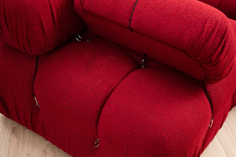 Belgin Bubblig Divansoffa 3-sits 288 cm med fasta armstöd och repdetaljer - Röd - Möbler - Soffa - Divansoffor & schäslongsoffa