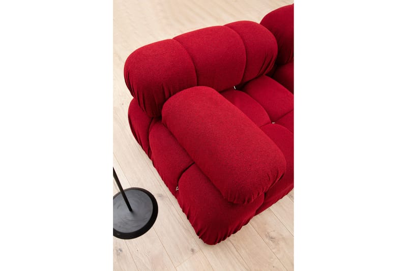 Belgin Bubblig Divansoffa 3-sits 288 cm med fasta armstöd och repdetaljer - Röd - Möbler - Soffa - Divansoffor & schäslongsoffa