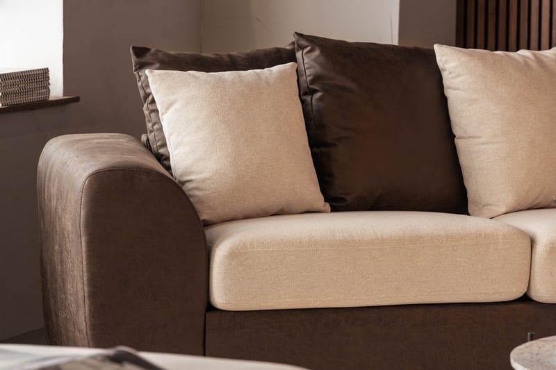 Cuba 4-sits Högervänd L-formad Schäslongsoffa i Konstläder/Tyg inkl Kuvertkuddar - Brun / Beige - Möbler - Soffa - Divansoffor & schäslongsoffa
