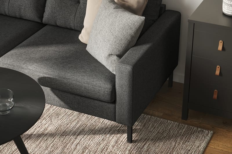 Frillestad 4-sits Vänstervänd L-formad Schäslongsoffa i Tyg - Mörkgrå - Möbler - Soffa - Divansoffor & schäslongsoffa
