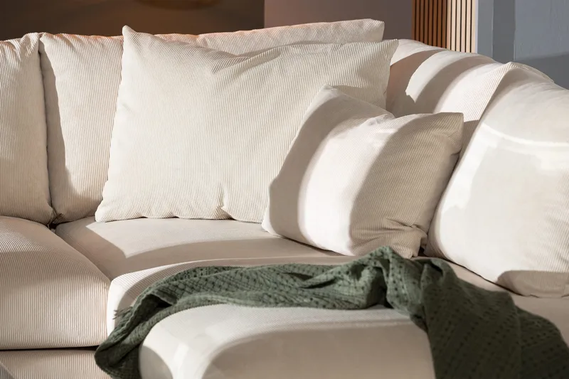 Menard 4-sits Högervänd L-formad Djup Schäslongsoffa i Manchester - Beige - Möbler - Soffa - Divansoffor & schäslongsoffa