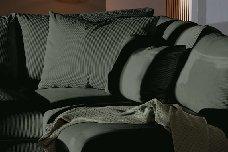 Menard 4-sits Högervänd L-formad Djup Schäslongsoffa i Manchester - Grön - Möbler - Soffa - Divansoffor & schäslongsoffa