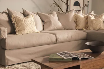 Menard 4-sits Högervänd L-formad Djup Schäslongsoffa i Tyg - Beige - Möbler - Soffa - Divansoffor & schäslongsoffa