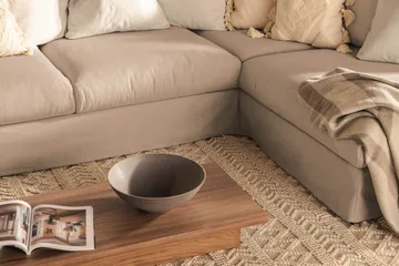 Menard 4-sits Högervänd L-formad Djup Schäslongsoffa i Tyg - Beige - Möbler - Soffa - Divansoffor & schäslongsoffa