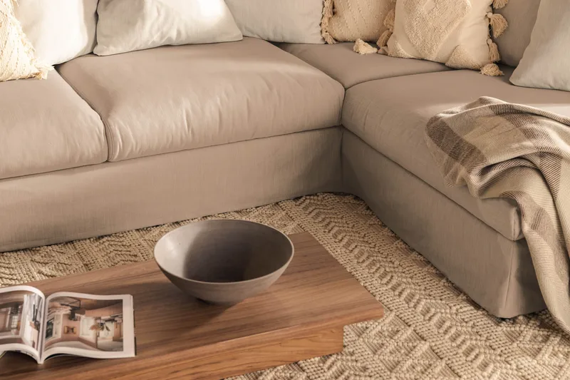 Menard 4-sits Högervänd L-formad Djup Schäslongsoffa i Tyg - Beige - Möbler - Soffa - Divansoffor & schäslongsoffa